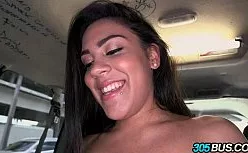 Morena Deliciosa — Puta gostosa fodendo nua com dotado dentro do carro