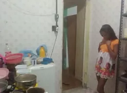 3movs padrasto cravamdo a pica na enteada enquanto a mulher trabalha