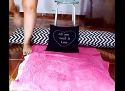 Fodendo o grelo da ninfeta com força que abriu as pernas