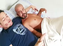 Gay tomando uma coça com a pica enorme no cuzinho