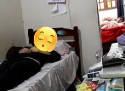 Chifradeira atendendo o corno enquanto trepava com amante