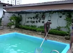 Sexo tube com dotado fodendo a morena na pscina