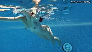 XXX boa foda na piscina com mulher sexy nua de peitos gostosos