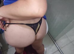 Comendo priminha puta no banheiro
