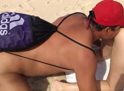 Flagras praia de nudismo loira safada da buceta grande cavalgando no pau de seu parceiro