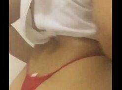 Nicole bahls nua metendo com um vibrador