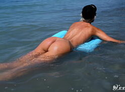 Sexo em praia de nudismo morena peituda e cuzuda trepando