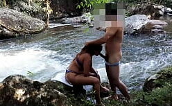 Ana bruna nua pagando boquete e dando o cu