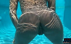 Ana schutz nua na piscina mostrando o cuzinho