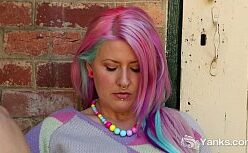 Brazzers,com magrinha morena tatuada se masturbando ao ar livre