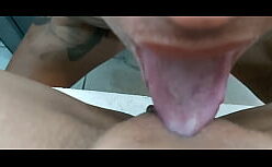 Chupando ate gozar dentro da buceta da morena