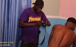 Chupando os peitos da amiga depois que ela saiu do mato