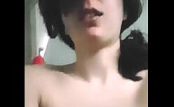 Chupando peitinho safado da namorada