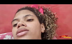 Fedendo forte na xoxota da novinha