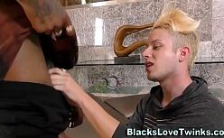 Gay videoporno HD com negra loira viciada em anal