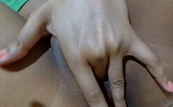 Gozando na bucetinha da namorada e gravando tudo