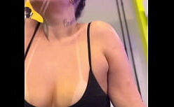 Isadora vale pelada de peitos durinhos