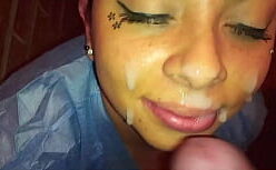 Kinechan chupando o pau grosso do macho safado que adora meter