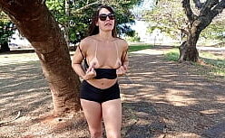 Lays.peace pelada de shortinho curto para se masturbar com a buceta.