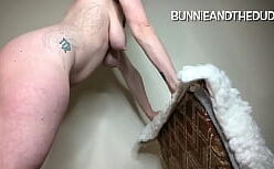 Levi coralynn nua na cam exibindo buceta de veludo