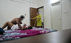 Menage lésbico com a namorada do amigo no quarto