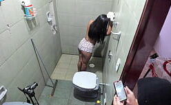 Mixputaria com a novinha e seu namorado no banheiro
