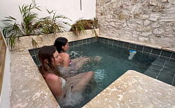 Mulheres gostosas se masturbano na piscina