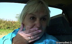 Mulheres velha transando na beira do rio