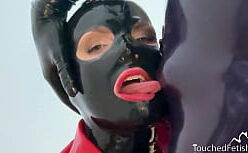 Pica de borracha na buceta da amadora