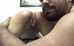 Piercing na bucetinha da amadora safada