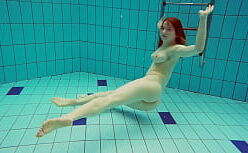 Polonesa do hype nua mostrando bucetas