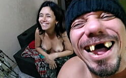 Porno com anã amadora chupando cacete do dotado