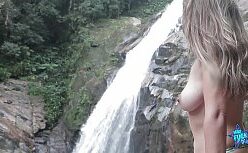 Pornos hardcorno magrinha safada fodendo sua pepeca apertada com seu amigo cacetudo