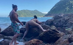 Samyof transando na praia com a gostosa