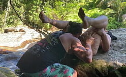 Sexe no mato com uma bucetuda gostosa