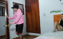 Sexo casal jovem transando forte e assim ganhando gozada dentro do cu