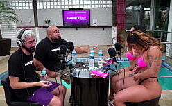 Sil torra nua metendo na buceta da novinha