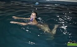 Stefany eneas pelada na piscina sentando na piroca do seu namorado