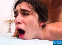 Surubaamador Alargando a buceta rosada da morena gostosa