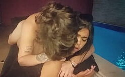 Transando na piscina com novinha gozando na piroca do tio