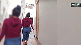 Travesti transa com mulher casada e amante