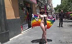 Valentina bandeira nua dando a bunda