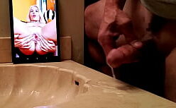 Velha gozando no cu da novinha