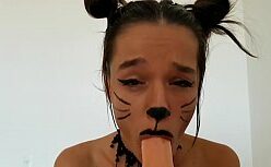 Desy gato nua fazendo boquete no sofá