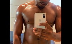 Emmy la robot hentai se arregaçando na buceta da novinha