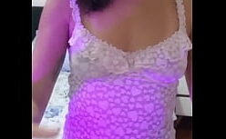 Gifs de mulheres tirando a roupa na cama