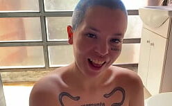Halsey naked comendo a branquinha gulosa