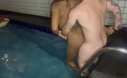 Homens peludos e pelados transando no pelo