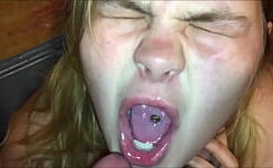 Lambendo bucetar as tetas da loirinha tesuda