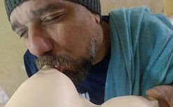 Leo ogro gay tarado chupando a buceta da branquinha